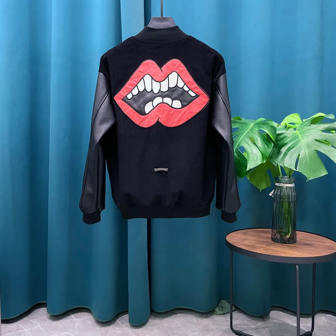 🅿️440 CH➡️Cro Xin 2024ss runway style baseball jacket. I ordered the original model and it took a month to finally ship. I love it so much. The upper body is really cool. A Douyin blogger said that this year's new jacket will become a future trend. If you look through street photos, you will find that celebrities regard it as a collectible jacket, a must-have item for men and women who want light luxury for commuting. Developing the highest version on the entire network, it took 1 month to customize and the cost was extremely high. The German imported flat-machine made custom-woven wool jacquard threads, using the first layer of imported lambskin. The pleated texture is unparalleled. It is hand-cut and meticulously crafted. The stitching position is very technical. Whether the whole garment is good or not depends on this position. Top-notch workmanship and details can stand the test. A full set of customized accessories, the letters are clear and perfectly restored without any difference. High-end atmosphere and full grade! The entire dress is exclusively customized with heavy craftsmanship. The towel patch embroidery is perfectly combined with craft embroidery and precise stitching! Absolute craftsmanship quality!